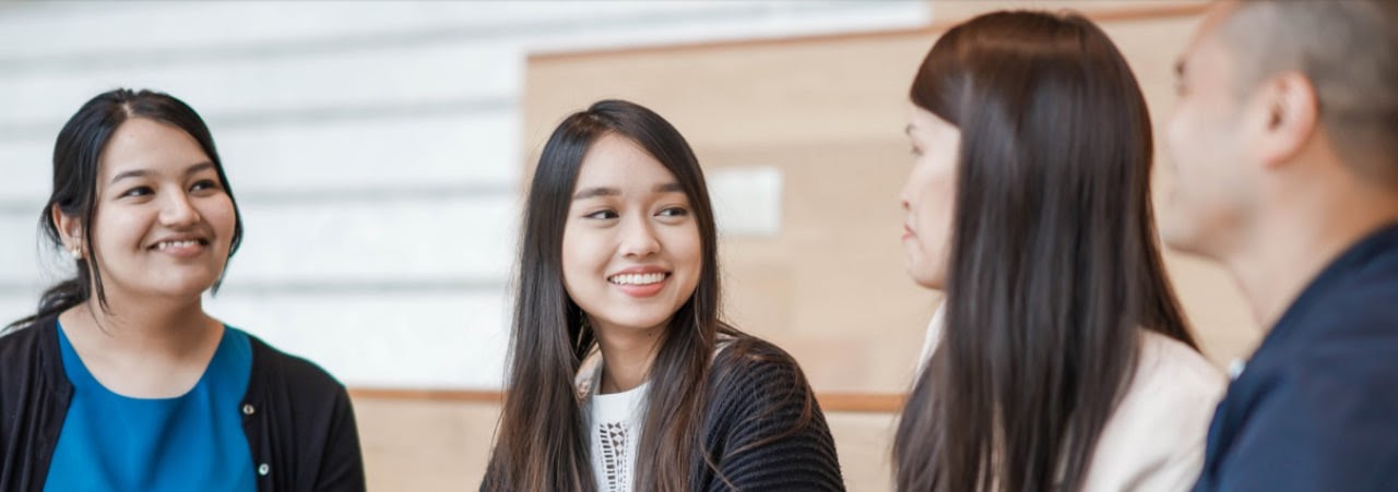 Nhân viên Shopee trò chuyện